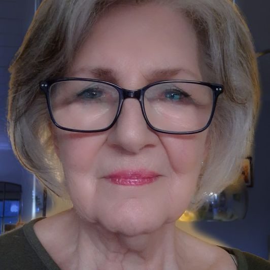 Hanne-Lore Neumüller Ältere Frau ( Hanne-Lore Neumüller) mit Brille und kurzen, grauen Haaren lächelt freundlich in die Kamera.